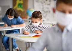 Κρούσμα σε σχολεία: Οδηγίες από ΕΟΔΥ για το τι ισχύει με καραντίνα, μάσκα, self test, rapid και PCR μοριακό σε εμβολιασμένους και μη μαθητές και εκπαιδευτικούς.