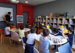 Μαθήματα εισαγωγής στο σκάκι από τον κ. Τοζάρο Χρήστο, Πρόεδρο της ΣΚΑ.ΚΙ. Τρικάλων και αντιπρόεδρο της Ελληνικής Σκακιστικής Ομοσπονδίας (Ε.Σ.Ο.)